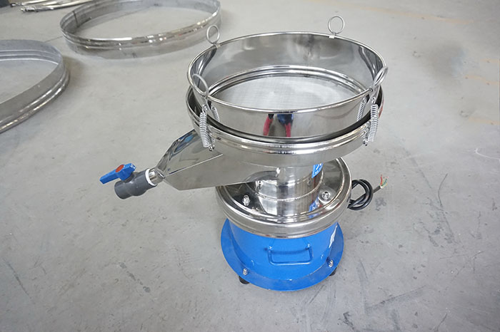 450過(guò)濾篩出料口處加裝閥門裝置，便于控制物料的出料量。